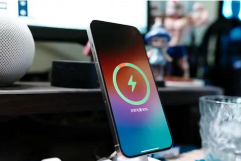 扎鲁特苹果15换屏服务分享用什么充电器给iPhone15充电更好 